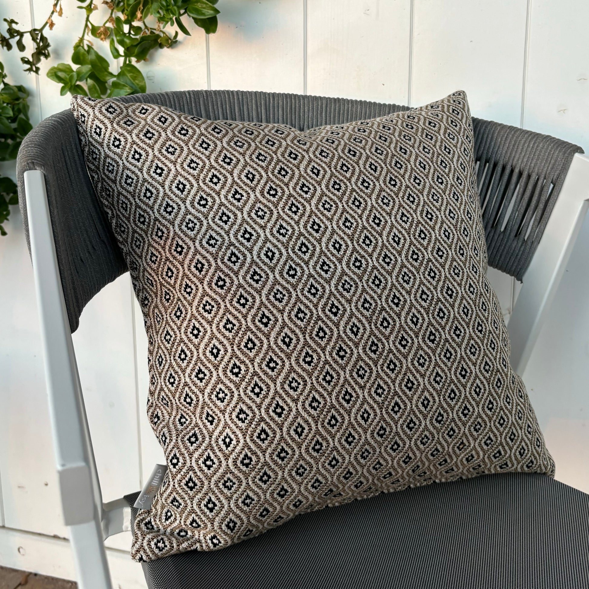 Kissen Sunbrella Komo von chillisy in Naturtönen mit Boho Style Muster in verschiedenen Größen erhältlich.