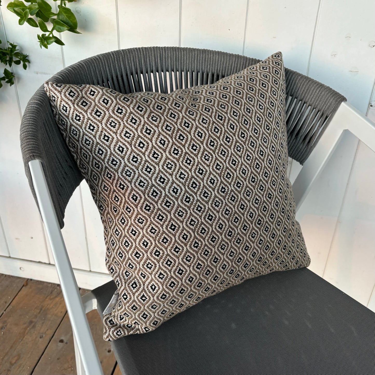 Kissen Sunbrella Komo von chillisy in Naturtönen mit Boho Style Muster in verschiedenen Größen erhältlich.