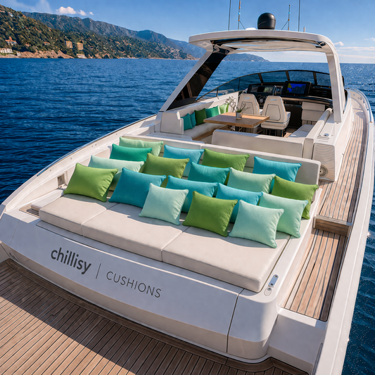 Kissen in den Farben Lindgrün, Grasgrün, Mint, Türkis und Aqua Blau von chillisy auf einer Yacht im Meer mit Blick auf die Küste dargestellt.