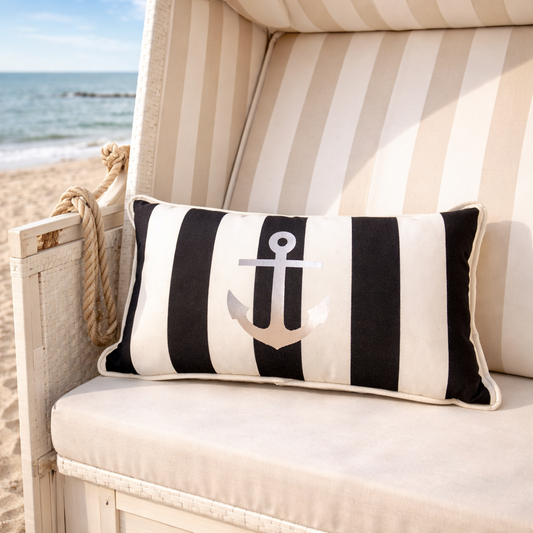 Schwarz/weisses Gartenkissen wetterfest mit silbernem Anker im Strandkorb am Meer von chillisy hergestellt in Deutschland.