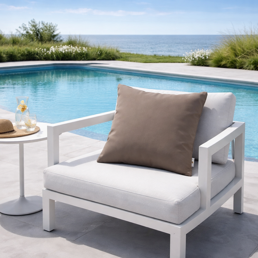 Taupefarbenes Outdoor Gartenkissen von chillisy auf moderner weißem Gartenstuhl am Pool im Sommer – wetterfestes Luxus Kissen für Terrasse, Garten und Poolbereich