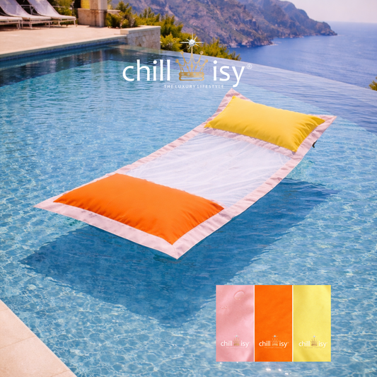 Luxus Wasserhängematte in Gelb und Orange schwimmend im Pool mit Meerblick – chillisy Premium Pool Hängematte für Pool, See und Meer mit Farbmuster.