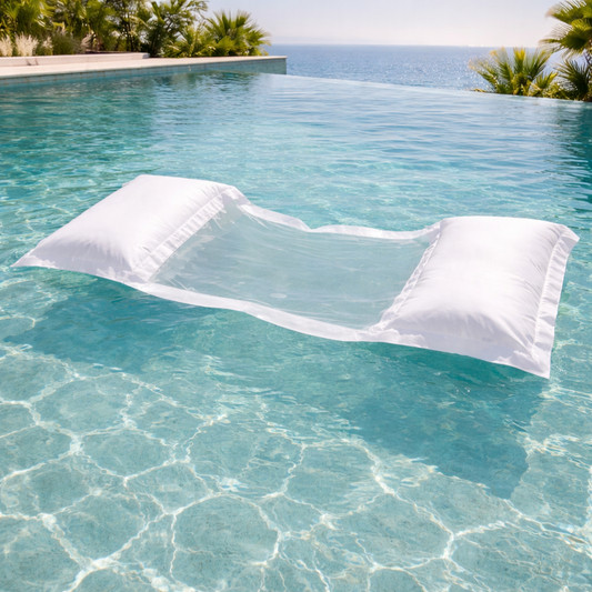 Luxus Wasserhängematte in weiss von chillisy schwimmt im Infinity Pool – Premium Poolhängematte für Sommer, Pool und Meer