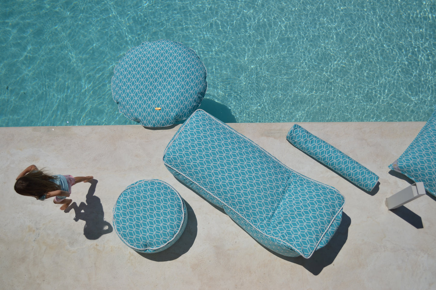 Schwimmnudel XXL Super Maccheroni Crystal Türkis von chillisy hergestellt in Deutschland. Länge 120 cm, Durchmesser 20 cm
