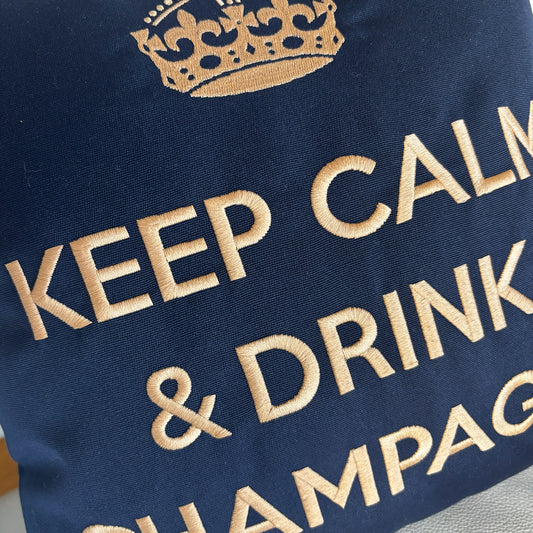 Dekokissen Bau mit beigen Kronenmotiv und bestickt mit KEEP CALM & DRINK CHAMPAGNE