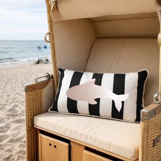 Witterungsbedinge Gartenkissen schwarz/weiss gestreift mit silbernem Wal im Strandkorb am Meer von chillisy