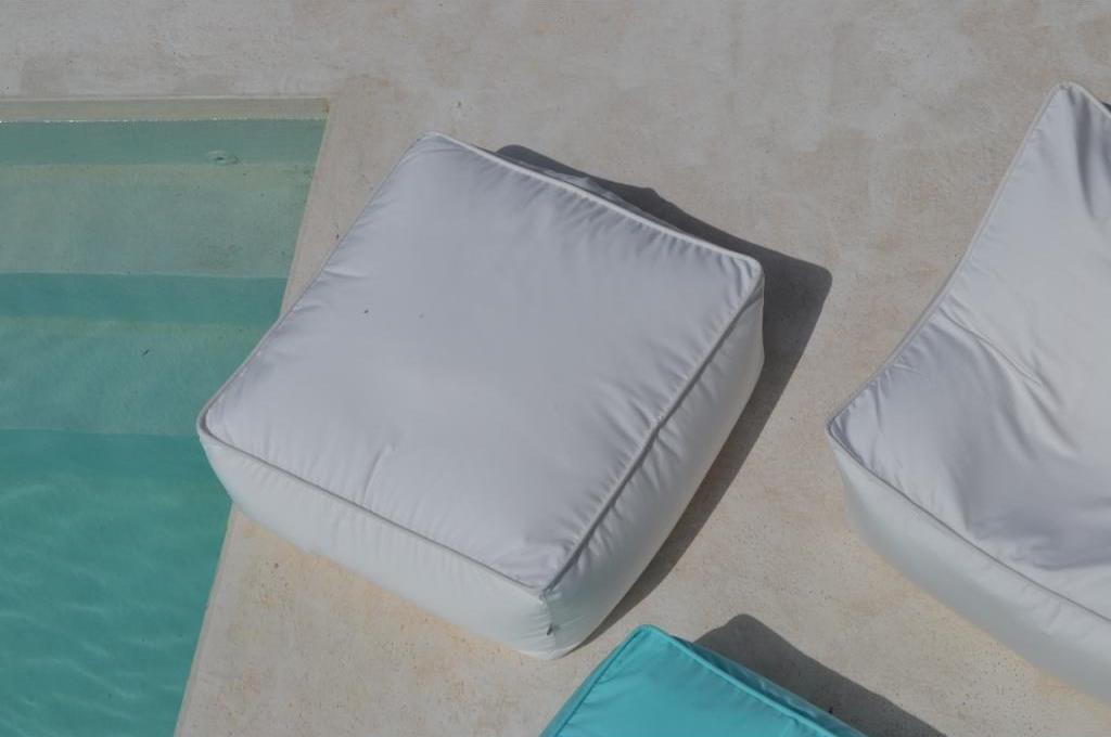 Hocker Pouf Liegewiese, Verwendung: Indoor, Outdoor, Yacht. Hergestellt in Deutschland. Marke: chillisy, Farbe: Mint, Weiß.