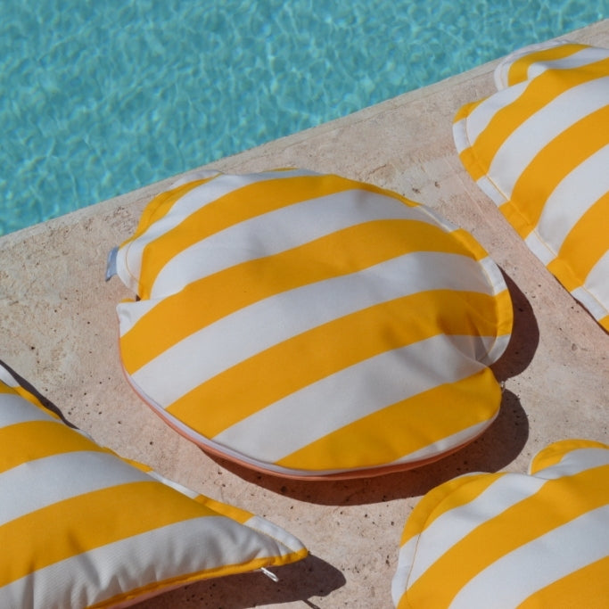 Kissen Rondo in der Farbe GEöb Weiß gestreift aus der Kollektion Capri | Schwimmkissen & Gartenkissen von chillisy