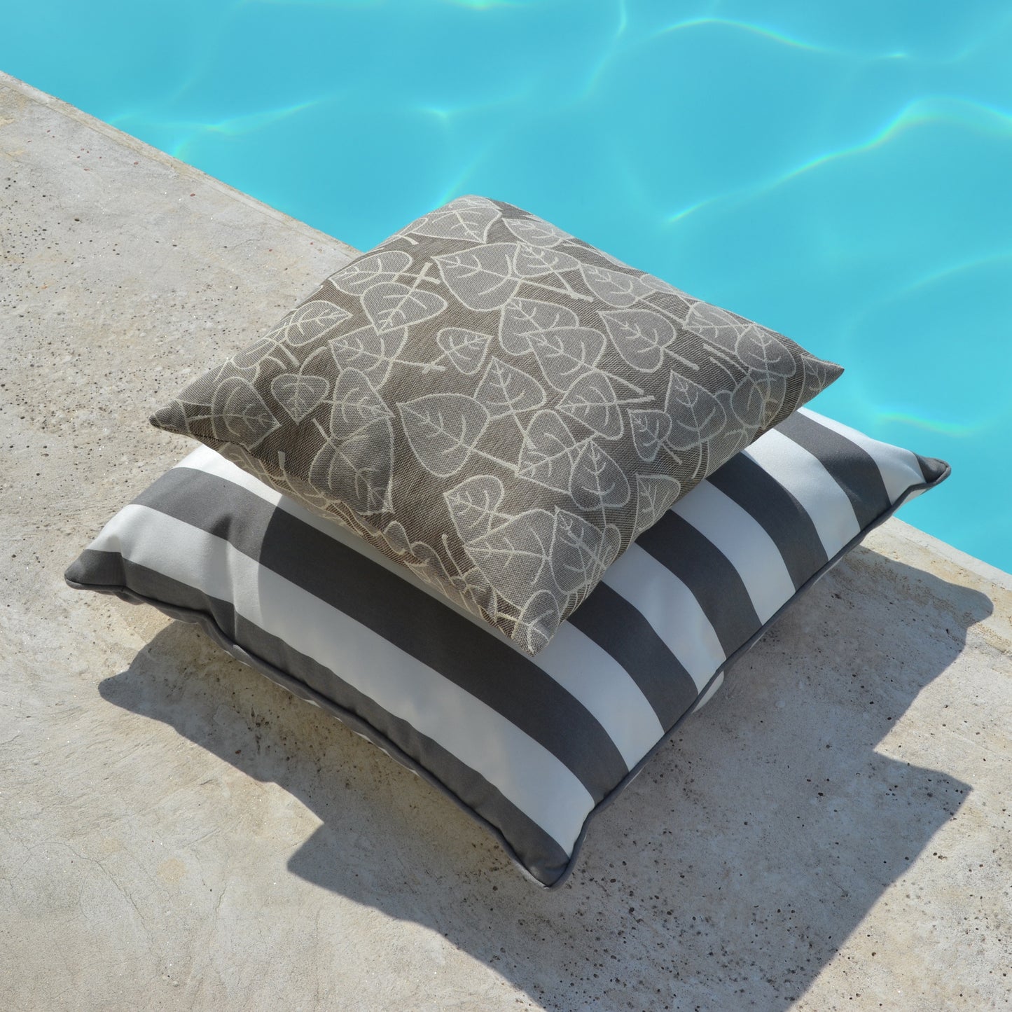 Graues Gartenkissen mit Blättermotiv kaufen.