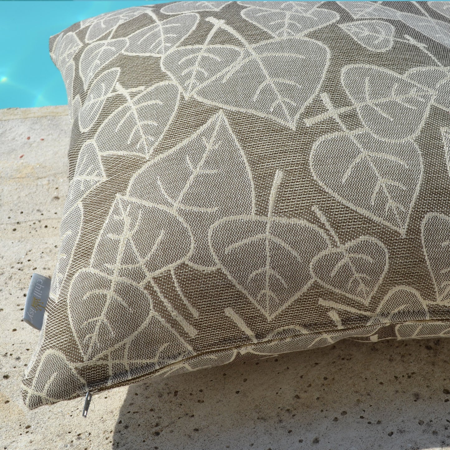 Graues Gartenkissen mit Blättermotiv kaufen.