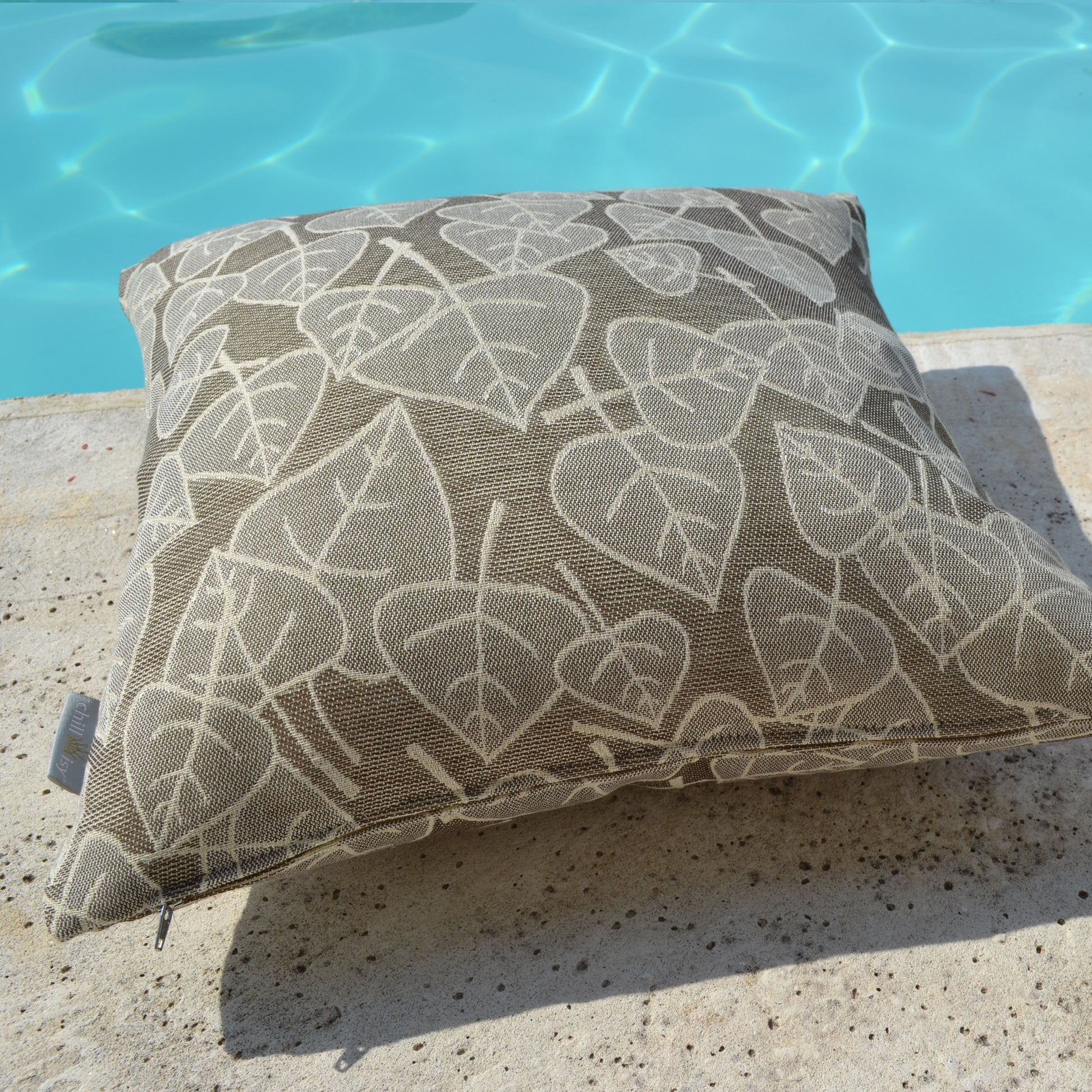 Graues Gartenkissen mit Blättermotiv kaufen.