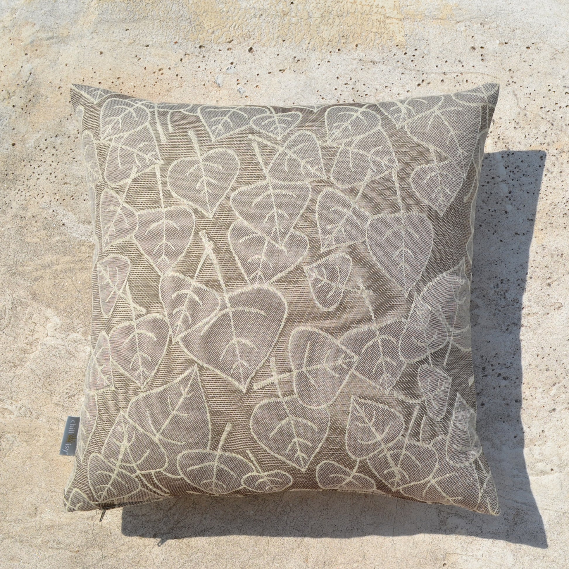 Graues Gartenkissen mit Blättermotiv kaufen.