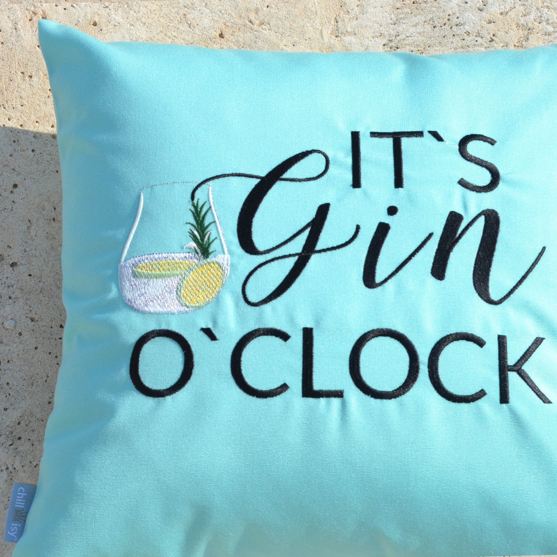 Kissen IT'S GIN O'CLOCK 45x45 Mint
Verwendung: Indoor, Outdoor & Yacht
Mint farbenes Kissen bestickt mit dem Motiv IT‘S GIN O‘CLOCK. Die Kissenform ist quadratisch und misst 45x45 cm.