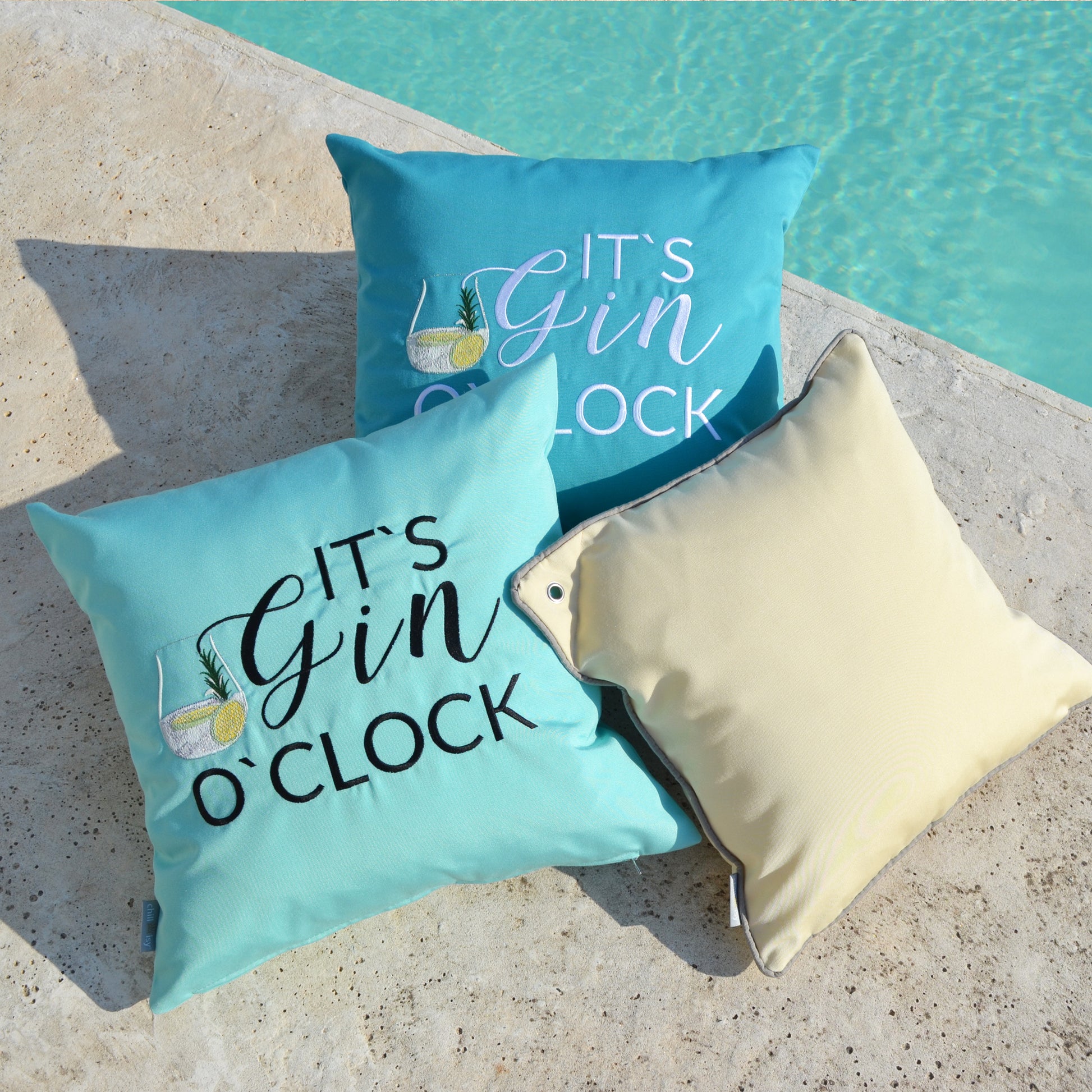 Kissen IT'S GIN O'CLOCK 45x45 Türkis
Verwendung: Indoor, Outdoor & Yacht
Türkis farbenes Kissen bestickt mit dem Motiv IT‘S GIN O‘CLOCK. Die Kissenform ist quadratisch und misst 45x45 cm.