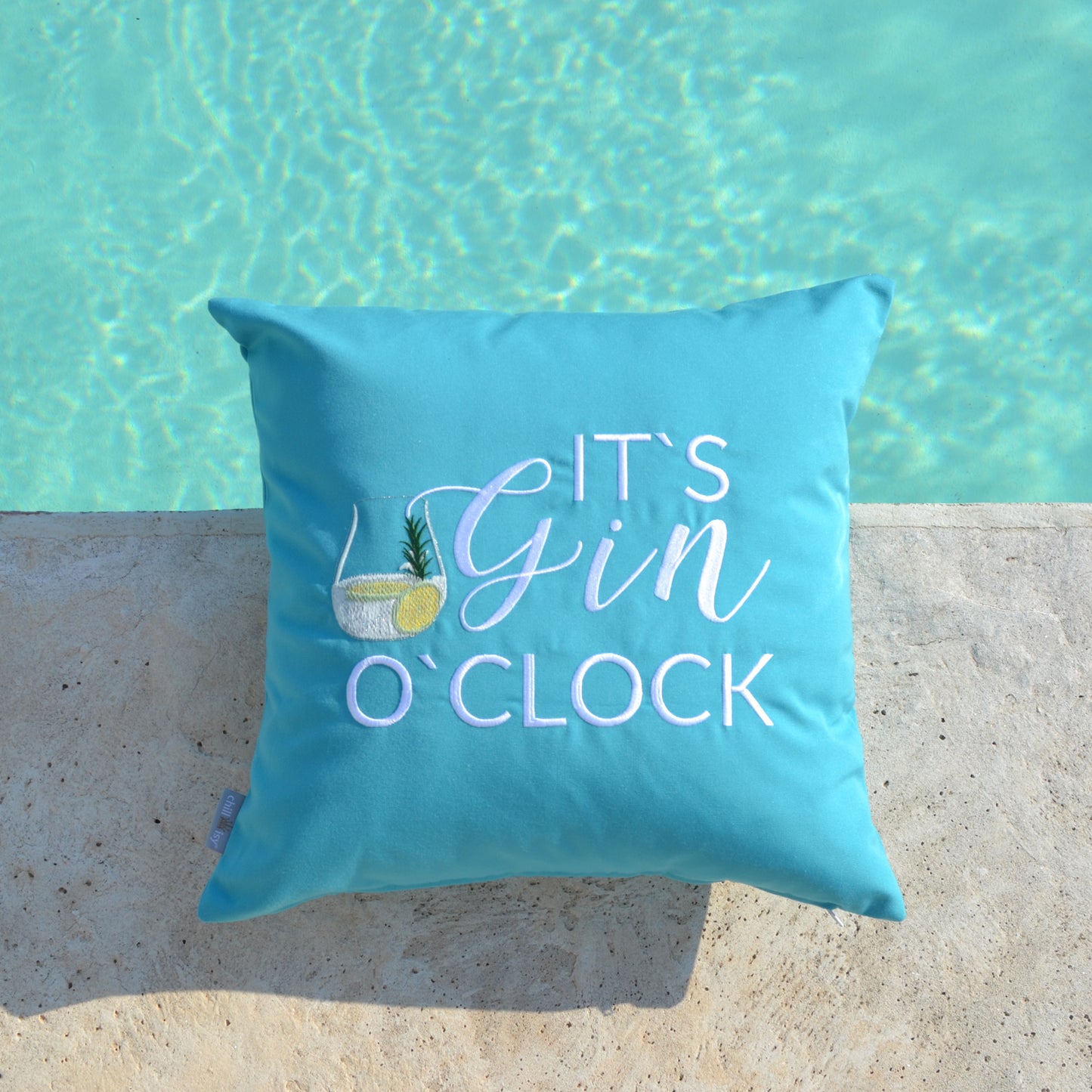 Kissen IT'S GIN O'CLOCK 45x45 Türkis
Verwendung: Indoor, Outdoor & Yacht
Türkis farbenes Kissen bestickt mit dem Motiv IT‘S GIN O‘CLOCK. Die Kissenform ist quadratisch und misst 45x45 cm.