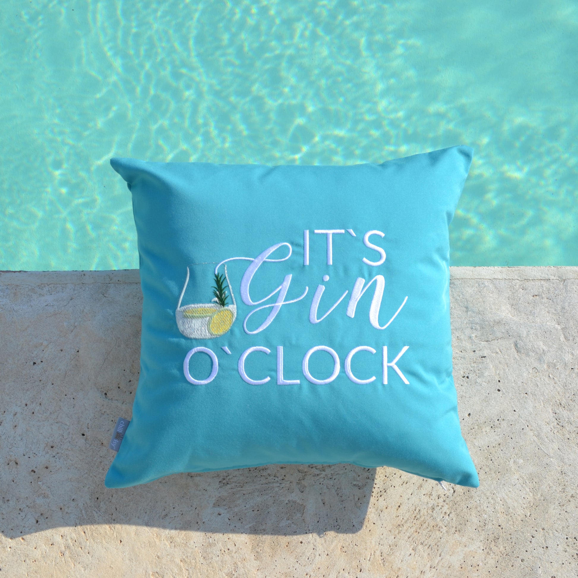 Kissen IT'S GIN O'CLOCK 45x45 Türkis
Verwendung: Indoor, Outdoor & Yacht
Türkis farbenes Kissen bestickt mit dem Motiv IT‘S GIN O‘CLOCK. Die Kissenform ist quadratisch und misst 45x45 cm.