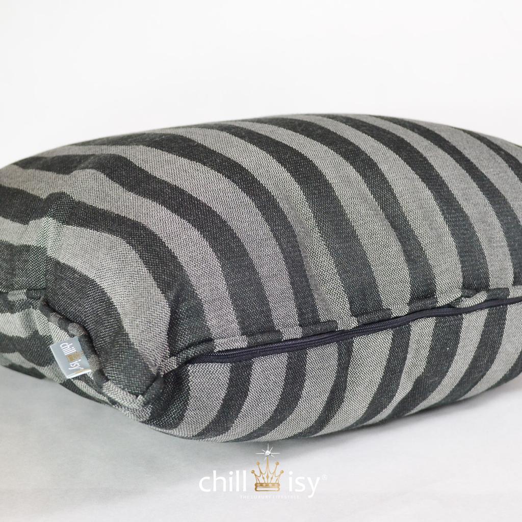 Kissen, Farbe: schwarz, dunkelgrau, Design: Waves, Wellen. Hergestellt in Deutschland. Weltweiter Versand. Marke: chillisy.
Cushion, color: black, dark gray, design: waves. Made in Germany. Worldwide shipping. Brand: chillisy.