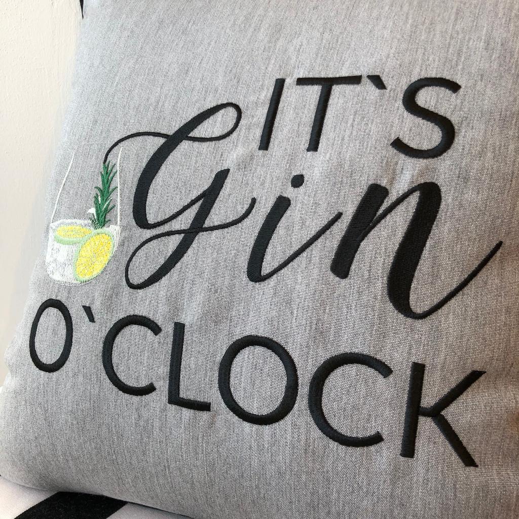 Kissen "It's Gin o'clock", Farbe: Grau, Schwarz, 50x50 cm, Hergestellt in Deutschland, chillisy. online kaufen