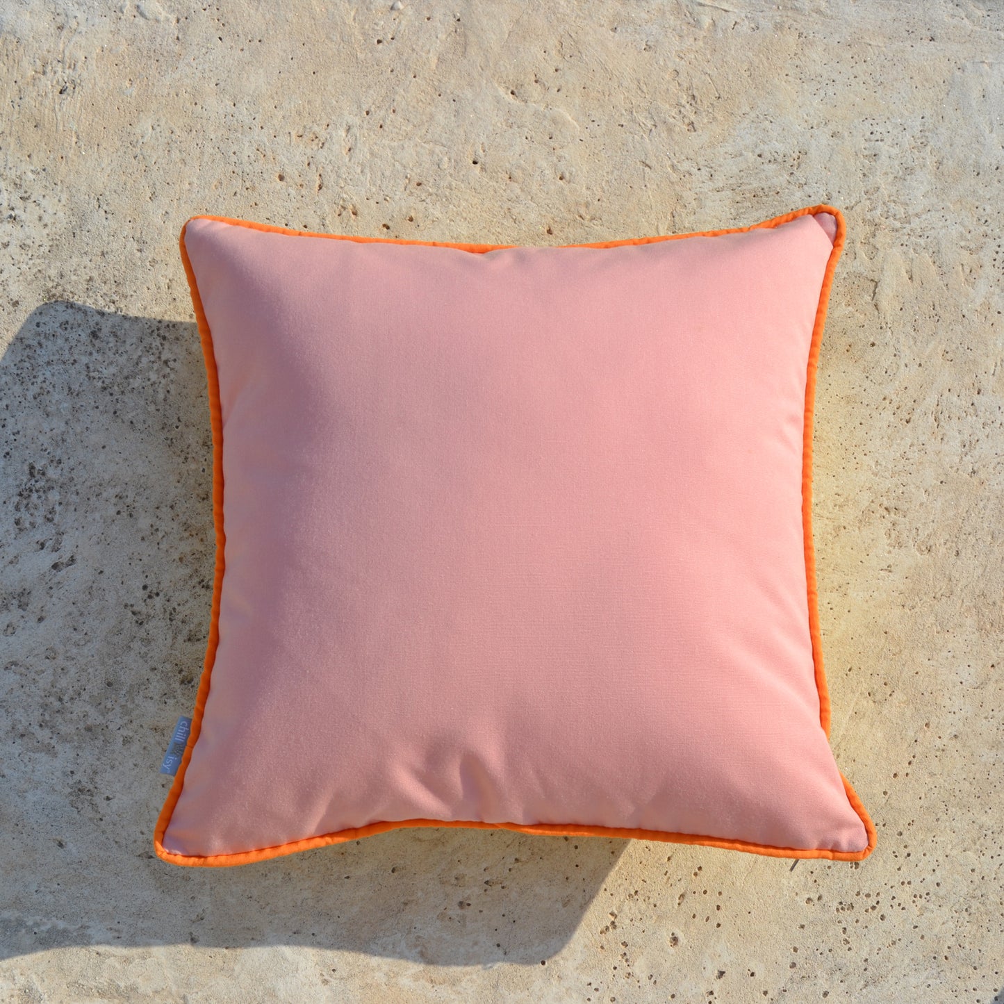 Kissen cushion "Happy Cushions", Farbe: rosa, mandarinen orange, limonen gelb. Verwendung: Indoor, Outdoor, Yacht. hergestellt in Deutschland. Marke: chillisy.
Cushion "Happy Cushions", color: pink, tangerine orange, lime yellow. Usage: Indoor, Outdoor, Yacht. Made in Germany. Brand: chillisy.