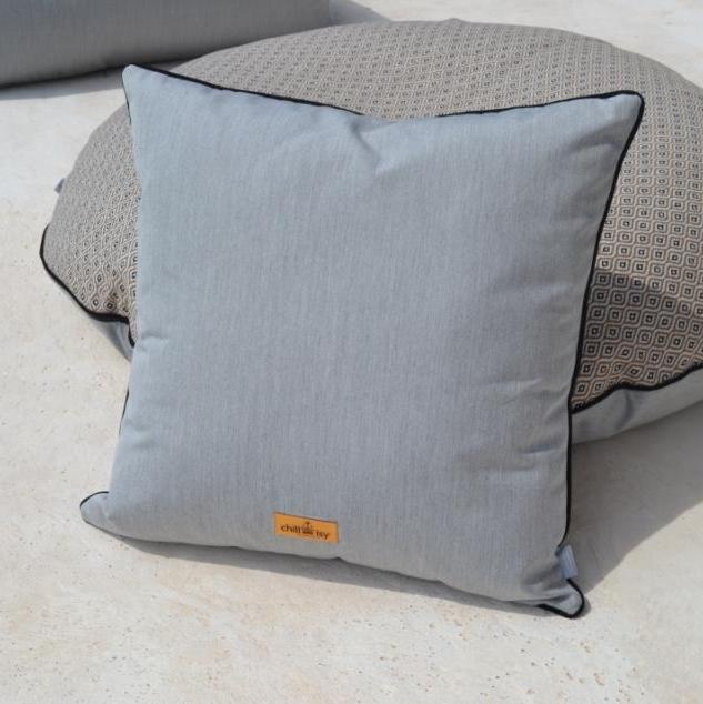 Kissen Sunbrella Komo Raffia Grau Melange  Für die Verwendung: Indoor und Outdoor  Bohemian Style Kissen für den Außen- und Innenbereich in der natürlichen Farbkombination Beige, Taupe, Weiß, Schwarz und Grau Melange.