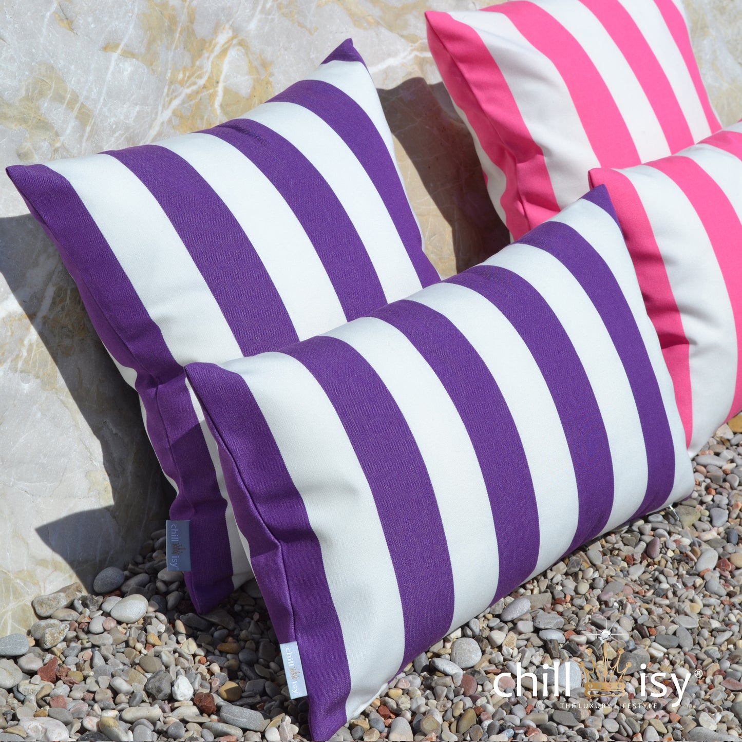 Kissen für draußen lila weiß gestreift mit Kissen in pink weiss gestreift. Abgebildet in 40x40 und 50x30 cm