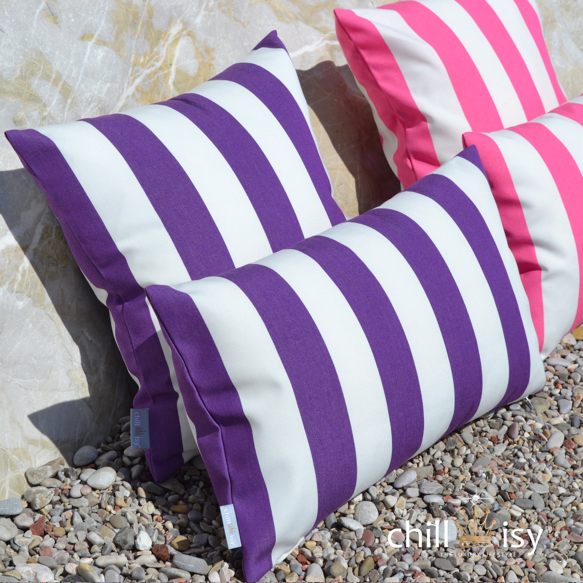Kissen für draußen lila weiß gestreift mit Kissen in pink weiss gestreift. Abgebildet in 40x40 und 50x30 cm
