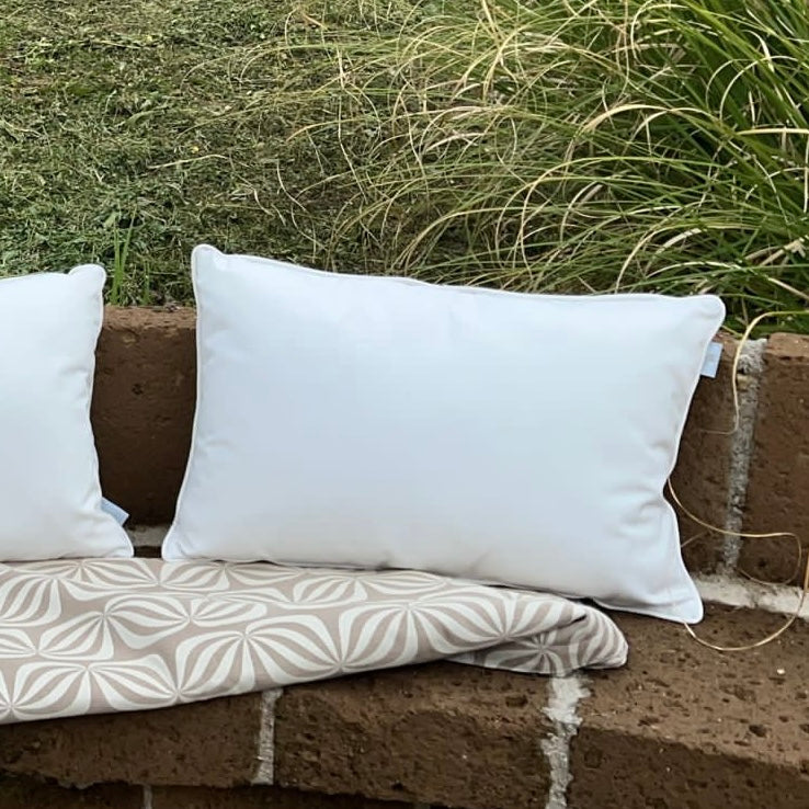 Weißes Gartenkissen mit Keder 50x30 60x40 70x50 80x60 von chillisy online kaufen.