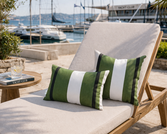 Sunbrella® Outdoor Kissen Canyon Colca 4003 von chillisy hergestellt in Deutschland – Wetterfestes Garten- & Yachtkissen - dagestellt auf beiger Sonnenliege im Yachtclub am Hafen.