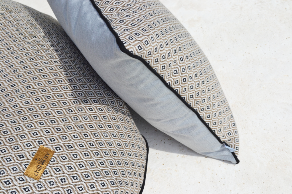 Kissen Sunbrella Komo Raffia Grau Melange  Für die Verwendung: Indoor und Outdoor  Bohemian Style Kissen für den Außen- und Innenbereich in der natürlichen Farbkombination Beige, Taupe, Weiß, Schwarz und Grau Melange.