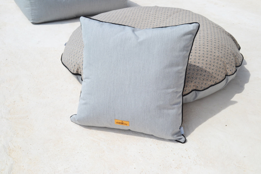 Kissen Sunbrella Komo Raffia Grau Melange  Für die Verwendung: Indoor und Outdoor  Bohemian Style Kissen für den Außen- und Innenbereich in der natürlichen Farbkombination Beige, Taupe, Weiß, Schwarz und Grau Melange.