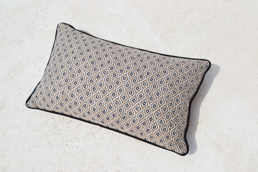 Kissen Sunbrella Komo Raffia Grau Melange  Für die Verwendung: Indoor und Outdoor  Bohemian Style Kissen für den Außen- und Innenbereich in der natürlichen Farbkombination Beige, Taupe, Weiß, Schwarz und Grau Melange.
