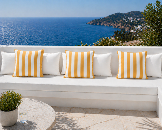 Outdoor Kissen Sunbrella Vision Costa Menton in Honig Sand gestreift mit Keder von chillisy in Deutschland hergestellt auf weißer Outdoorbank am Meer – wetterfest & UV-beständig