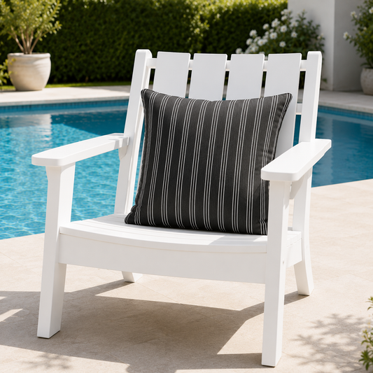 Schwarz-weiß gestreiftes chillisy® Outdoor Kissen auf weißem Gartenstuhl am Pool – luxuriöses wetterfestes Dekokissen für Terrasse, Garten und Yacht, Made in Germany