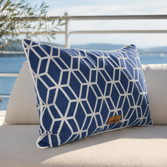 Blau-weißes Outdoor-Designerkissen 60x40 cm mit modernem geometrischem Hexagon-Muster, weißer Kederumrandung und chillisy®-Logo – hochwertiges Gartenkissen für Terrasse, Balkon und Lounge. Made in Germany.