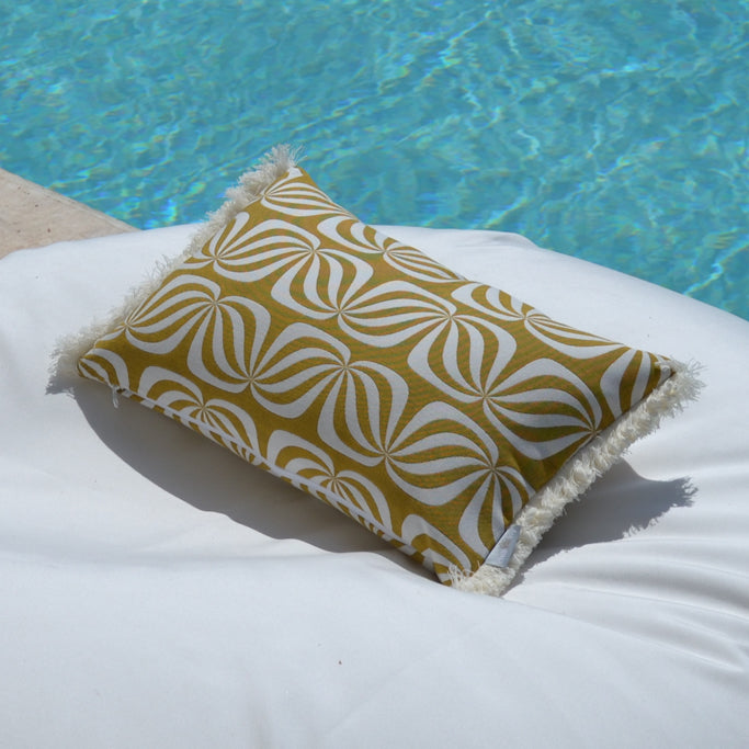 chillisy Piccolino Schwimmkissen Goldfalter Riviera Gold auf weißer Luxus Badeinsel am Pool liegend als Kopfkissen verwendbar