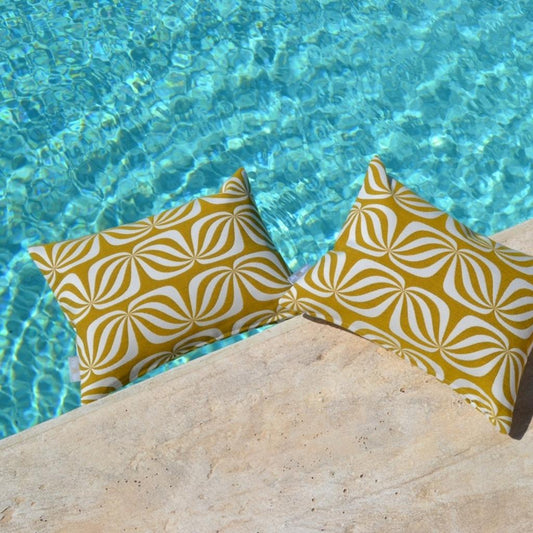 Zwei chillisy PICCOLINO Schwimmkissen und Reisekissen 30x40 cm im Goldfalter Design im und am Pool – ultraleichtes Outdoor Kissen für Pool, Strand und Reise, hergestellt in Deutschland.
