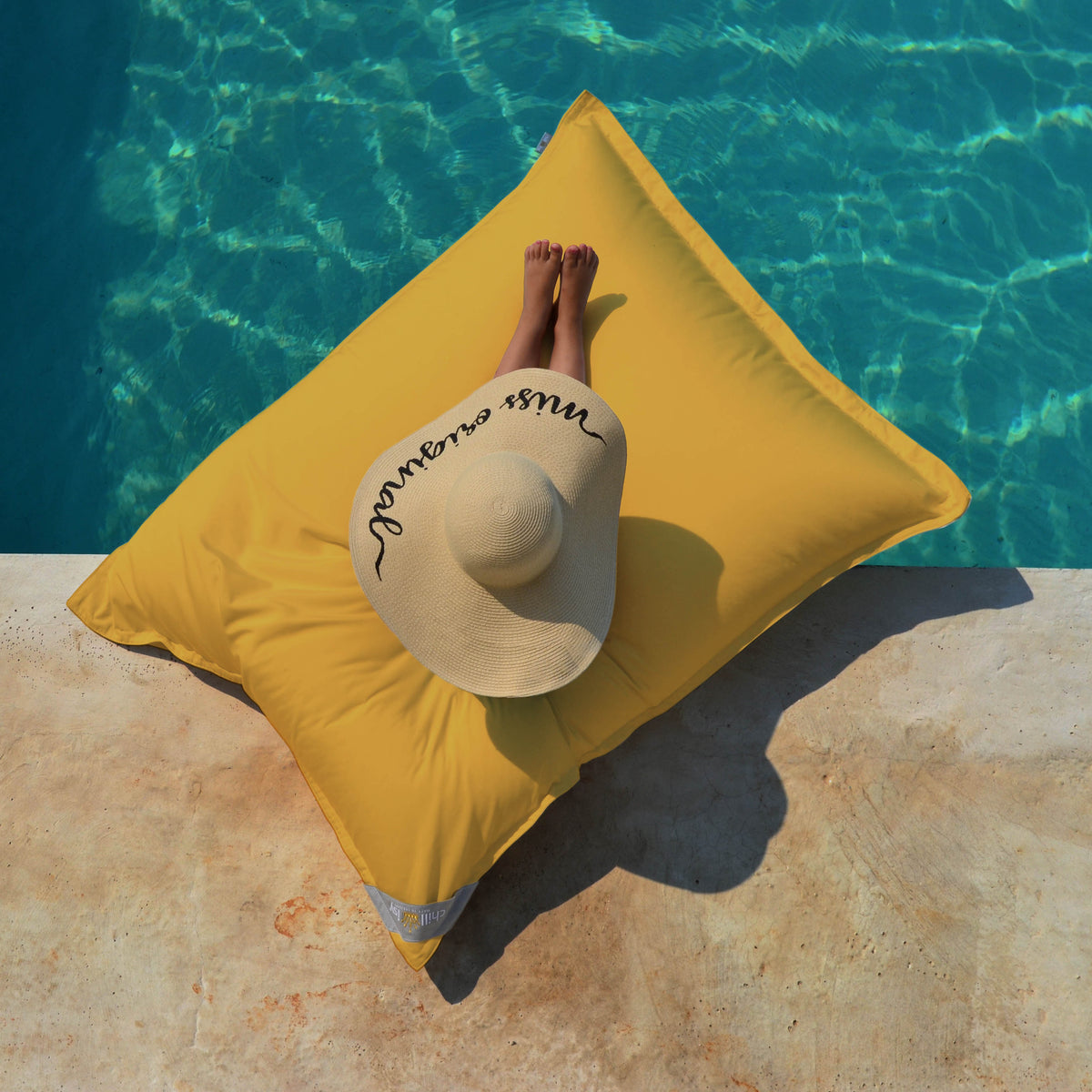 Pool Sitzsack Junior 130x100 cm Gelb von chillisy hergestellt in Deutschland auf dem Pool, Wasser und an Land verwendbar.