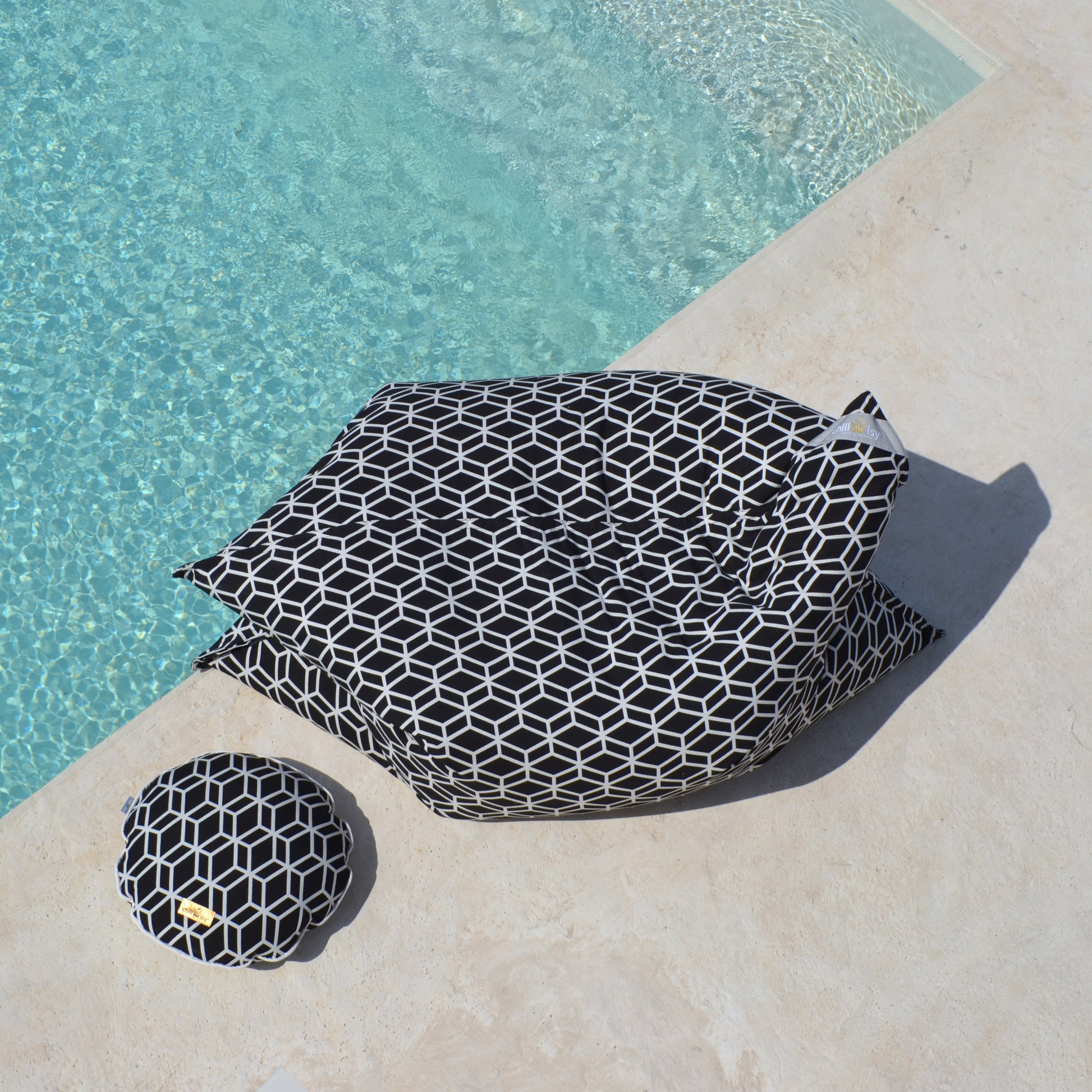 Pool Sitzsack Crystal, Farbe: Schwarz / Weiß, schwimmt auf dem Wasser, und an Land als Sitzsack verwenden.