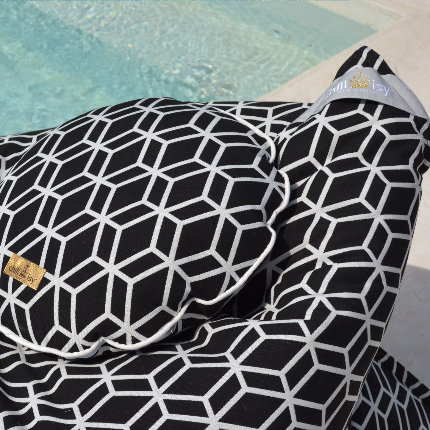 Pool Sitzsack Crystal, Farbe: Schwarz / Weiß, schwimmt auf dem Wasser, und an Land als Sitzsack verwenden.
