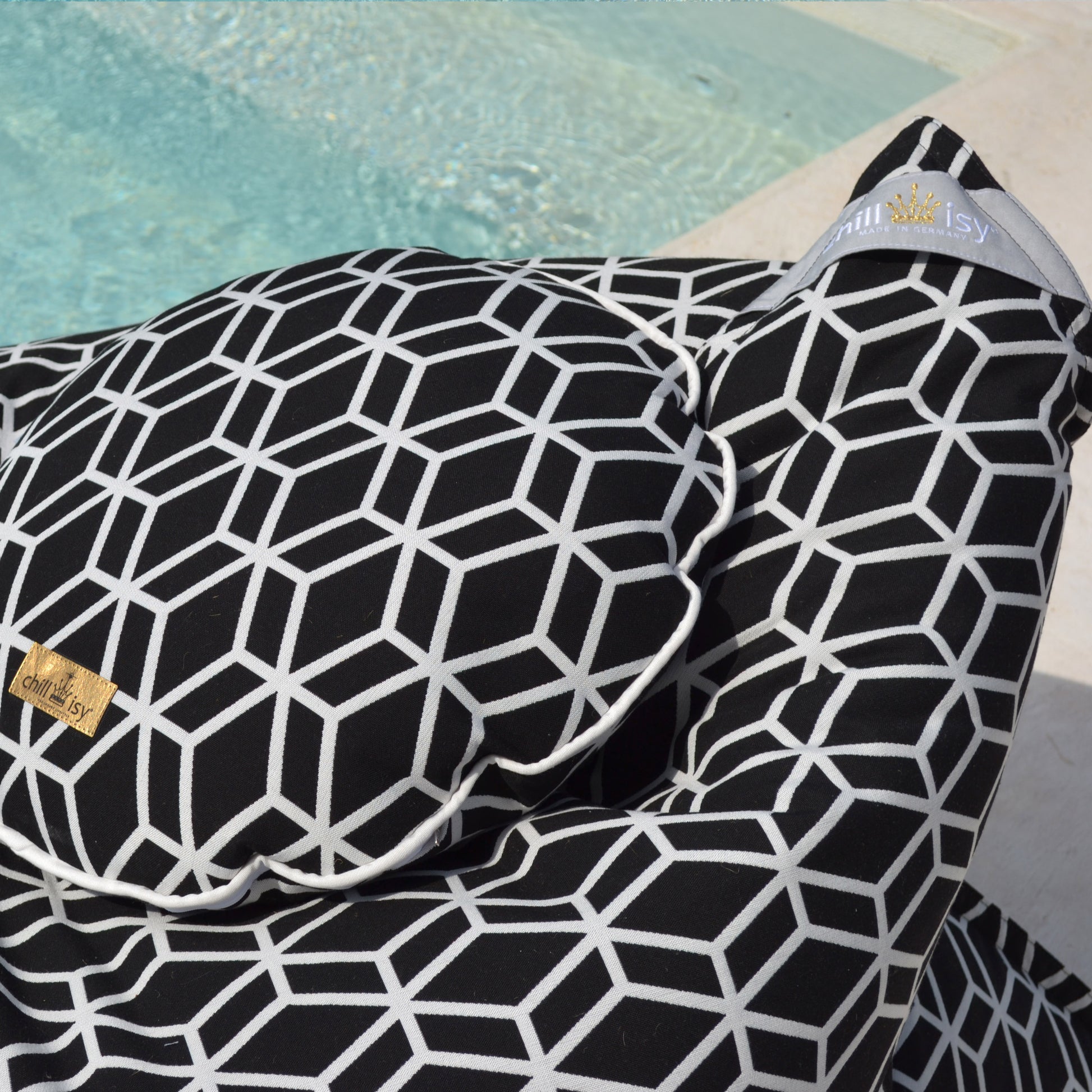 Pool Sitzsack Crystal, Farbe: Schwarz / Weiß, schwimmt auf dem Wasser, und an Land als Sitzsack verwenden.