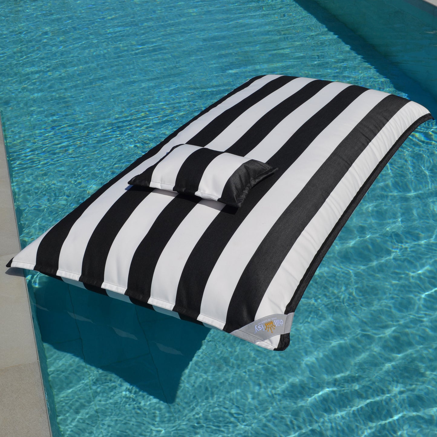 Pool Sitzsack SVETI STEFAN schwarz weiß gestreift für die Verwendung an Land und im Wasser von chillisy.