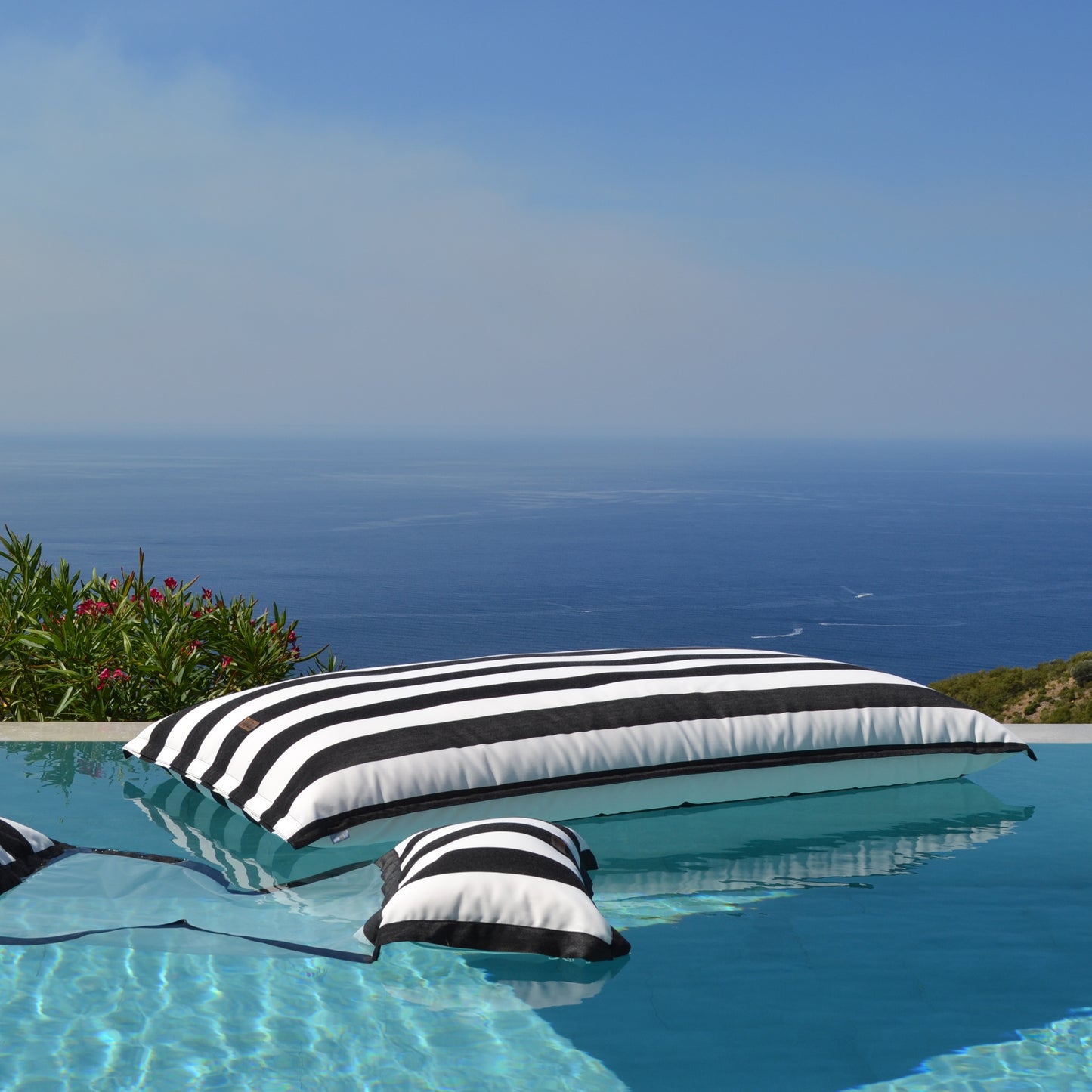 Pool Sitzsack SVETI STEFAN schwarz weiß gestreift für die Verwendung an Land und im Wasser von chillisy.