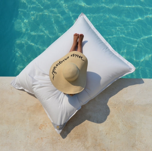 Pool Sitzsack Mallorca Junior, Farbe: Weiß, Größe: 130x100 cm, schwimmt auf dem Wasser . Sitzsack für das Wasser und an Land. Hergestellt von chillisy in Deutschland.