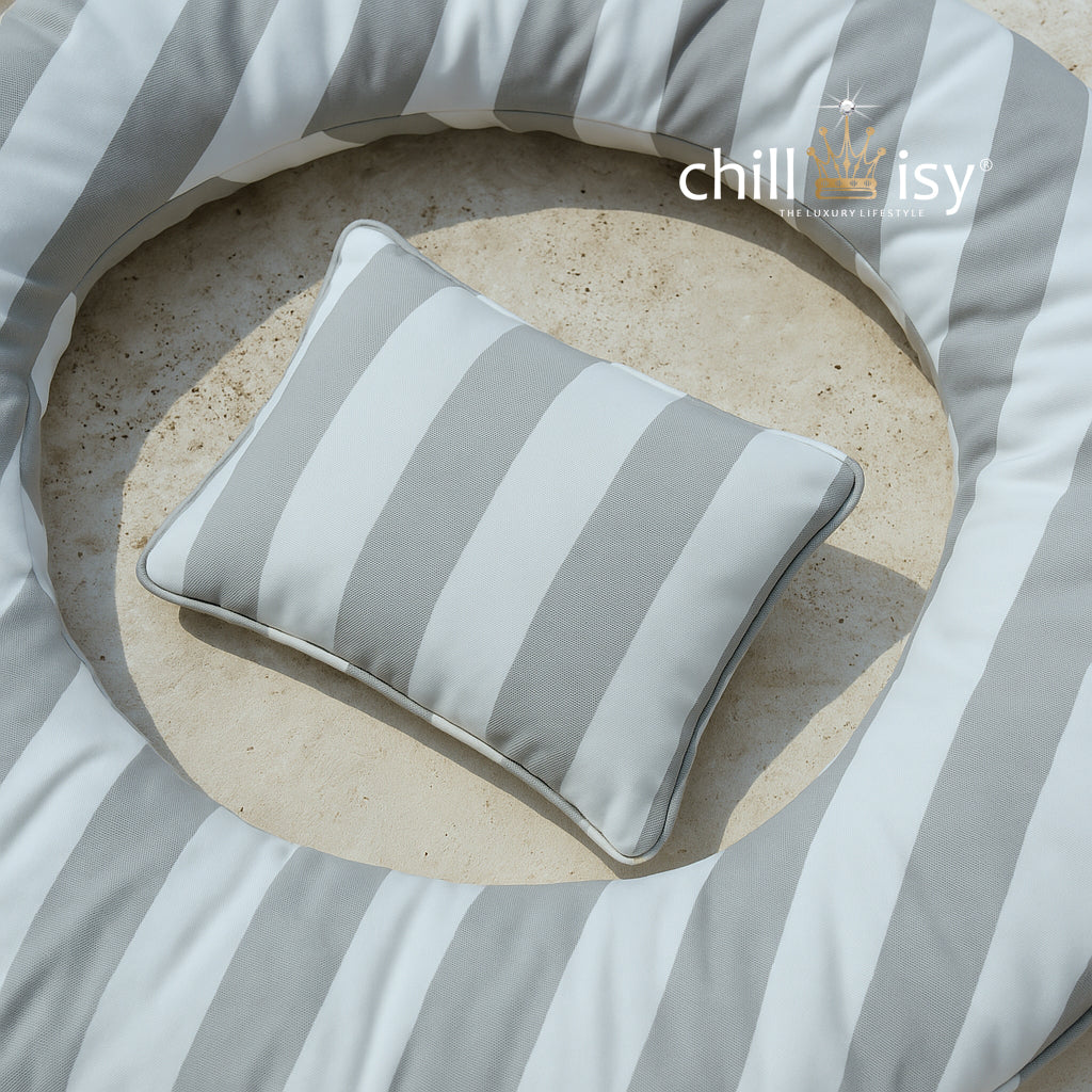 chillisy PICCOLINO Schwimmkissen und Reisekissen 30x40 cm im grau weißen Blockstreifen Design im Schwimmring Swimmy liegend – ultraleichtes Outdoor Kissen für Pool, Strand und Reise, hergestellt in Deutschland.