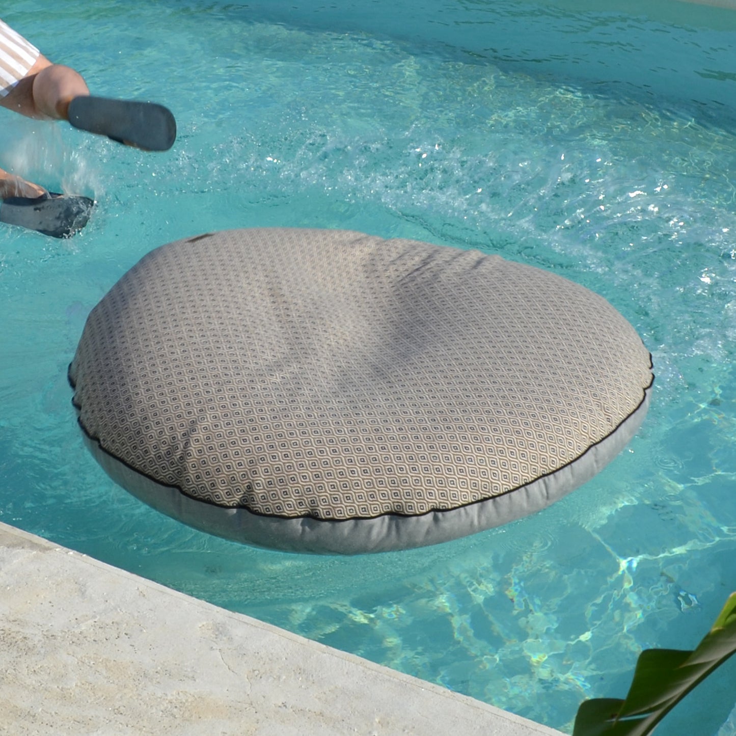 Kissen Insel im Boho Style die an Land und im Wasser verwendet werden kann durch das spezielle und umweltfreundliche chillisy Finish.