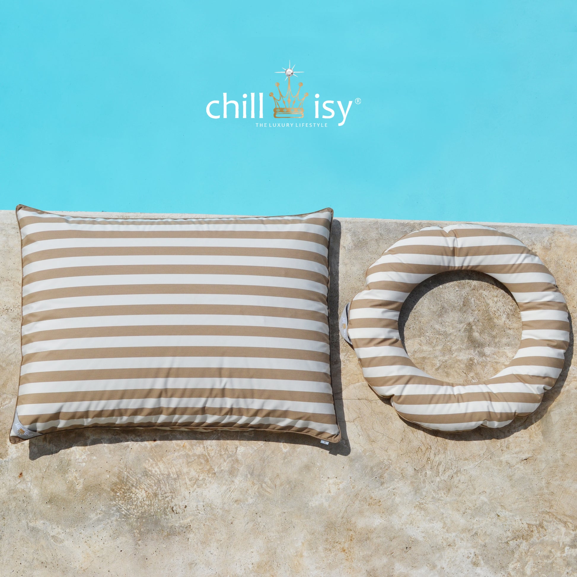 Schwimmring Swimmy und Poolkissen von chillisy. Farbe: beige, Creme.
Wunderbarer, großer Schwimmring um im Wasser zu Entspannen. Der Außendurchmesser beträgt 110 cm, der innere 64 cm. An der Seite ist ein Henkel mit chillisy Logo angebracht, so dass der Schwimmring auch bei Verwendung im Meer befestigt werden kann.