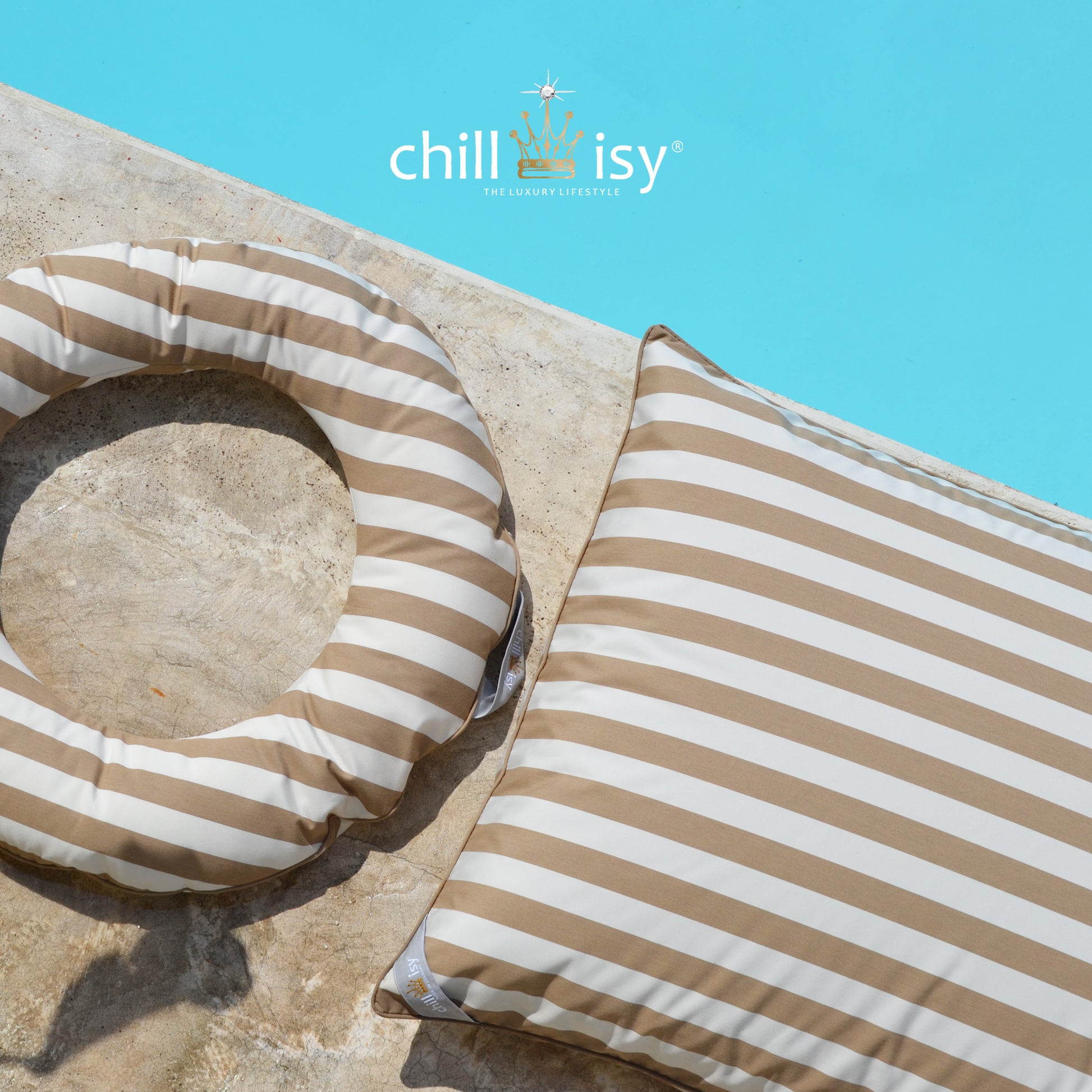 Schwimmring Swimmy
Wunderbarer, großer Schwimmring um im Wasser zu Entspannen. Der Außendurchmesser beträgt 110 cm, der innere 64 cm. An der Seite ist ein Henkel mit chillisy Logo angebracht, so dass der Schwimmring auch bei Verwendung im Meer befestigt werden kann.