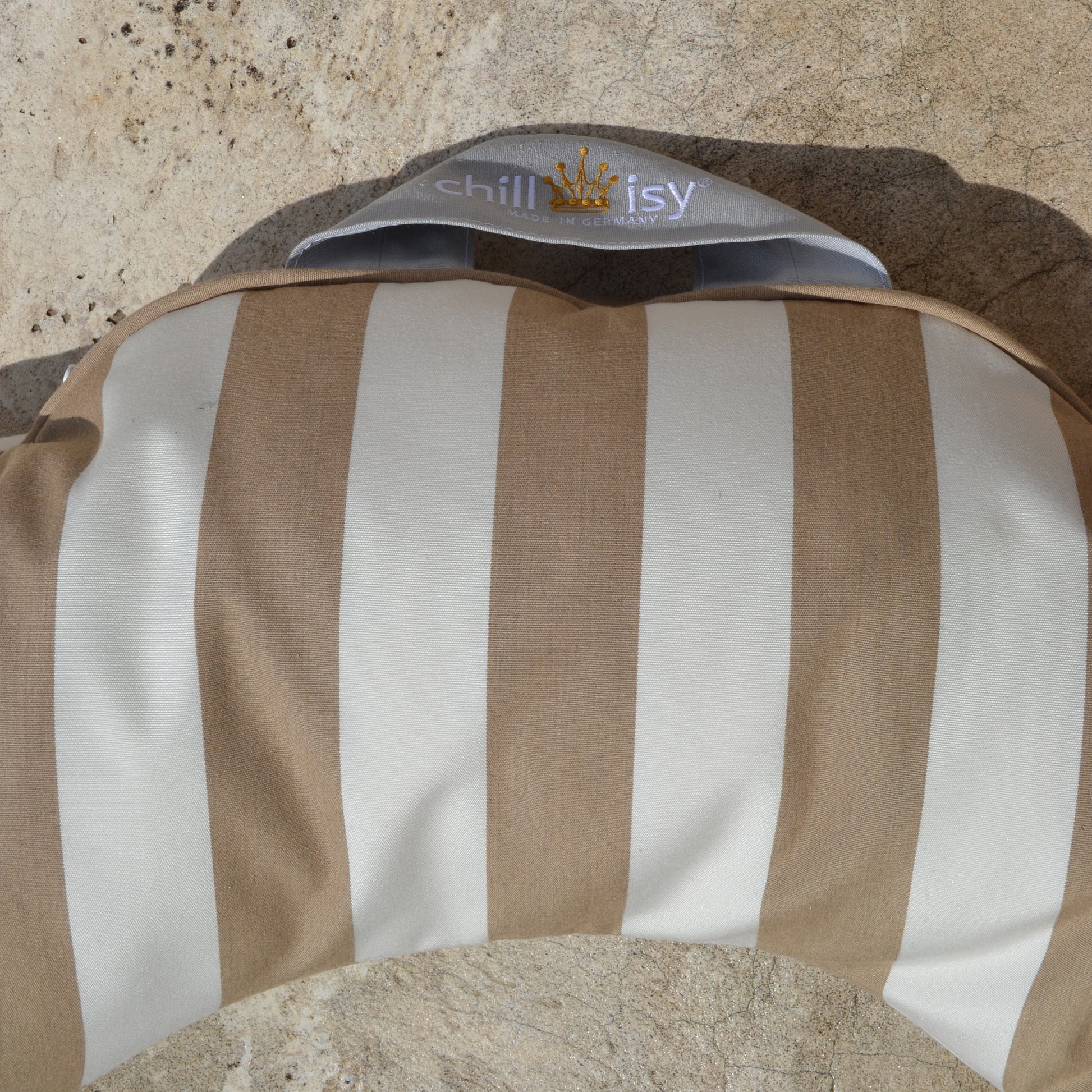 Schwimmring Swimmy
Wunderbarer, großer Schwimmring um im Wasser zu Entspannen. Der Außendurchmesser beträgt 110 cm, der innere 64 cm. An der Seite ist ein Henkel mit chillisy Logo angebracht, so dass der Schwimmring auch bei Verwendung im Meer befestigt werden kann.