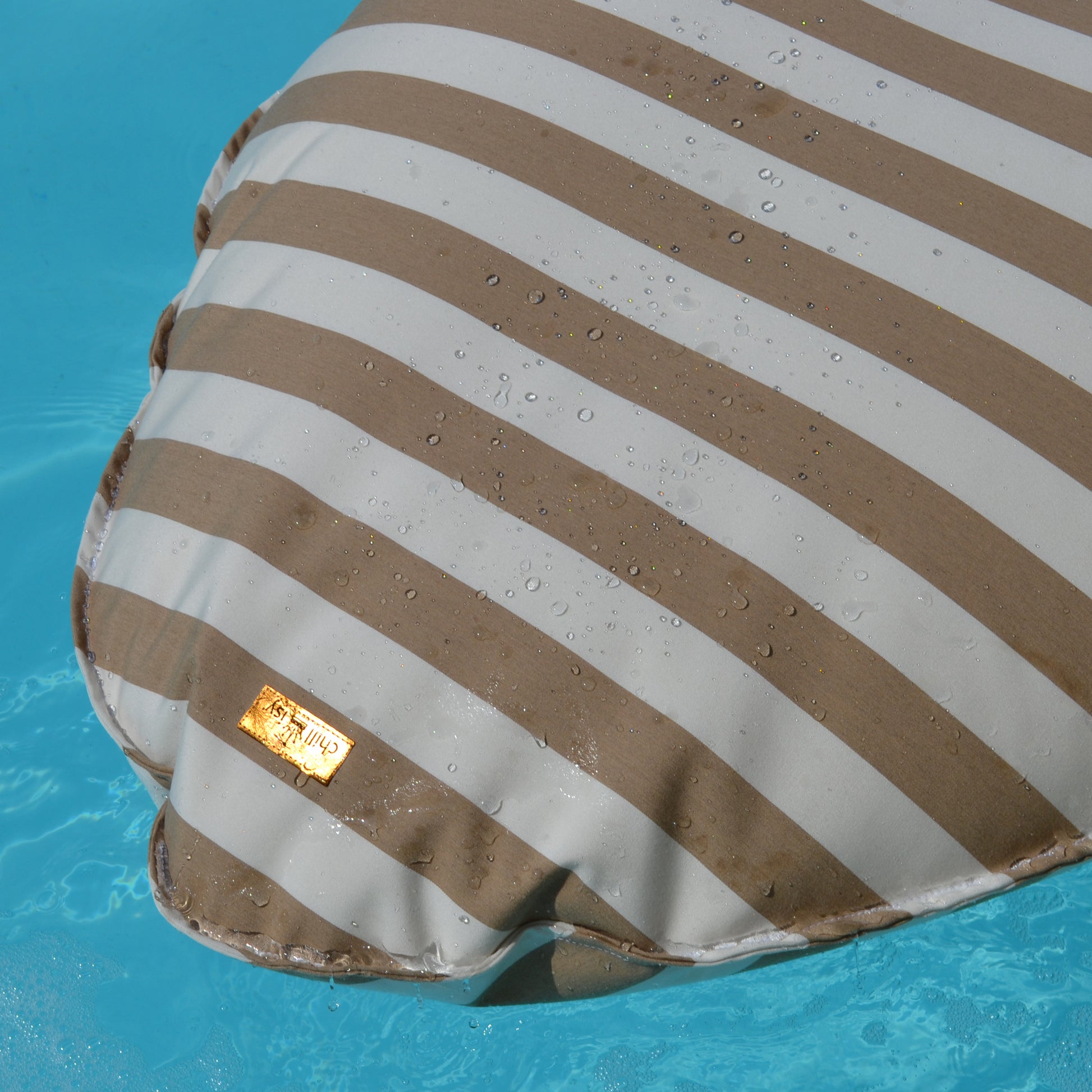 Schwimmkissen Poolkissen beige weiß gestreift in Fisch Form Float Sharky by chillisy. Luftmatratze, langlebig aus Stoff, nachhaltig in Deutschland hergestellt.