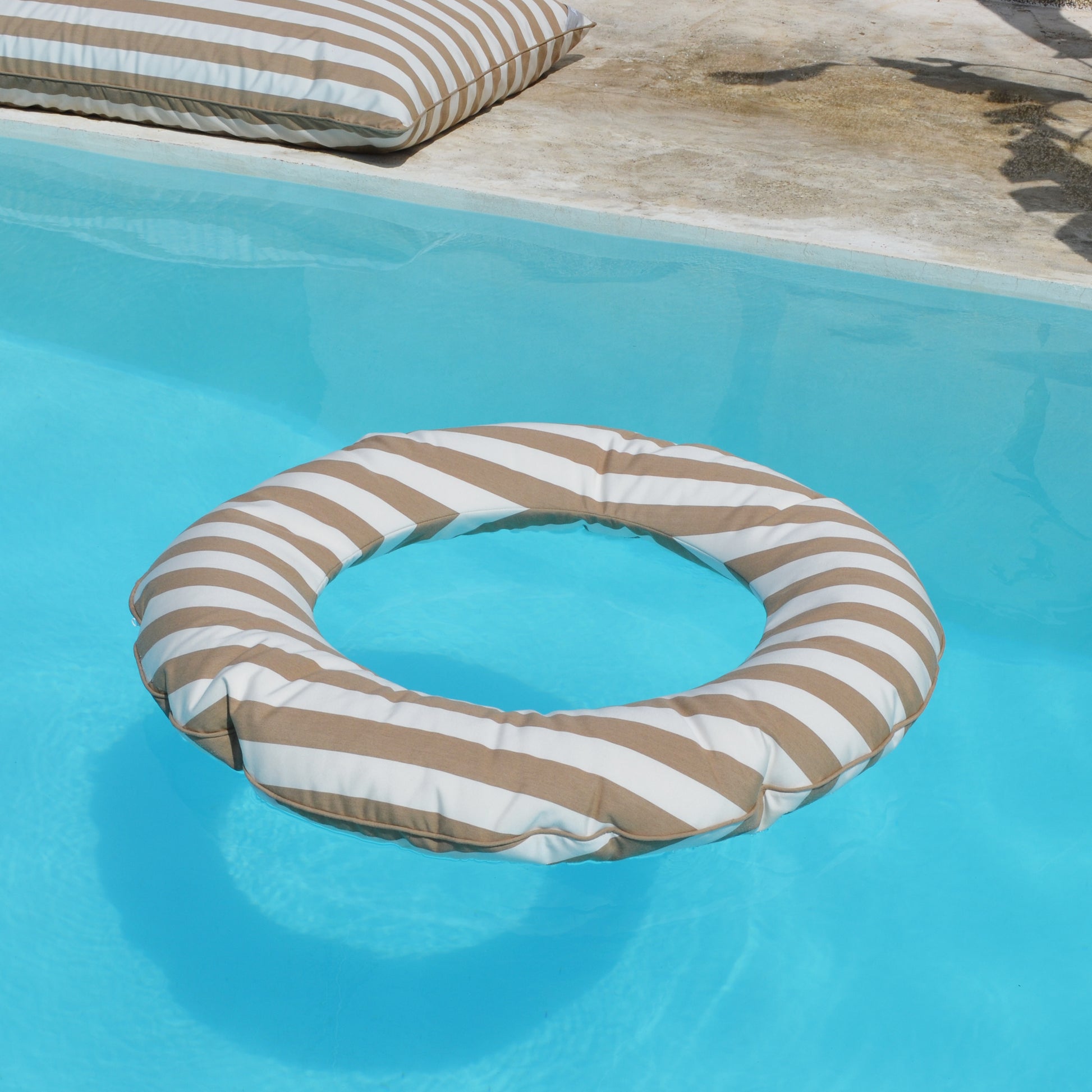 Schwimmring Swimmy
Wunderbarer, großer Schwimmring um im Wasser zu Entspannen. Der Außendurchmesser beträgt 110 cm, der innere 64 cm. An der Seite ist ein Henkel mit chillisy Logo angebracht, so dass der Schwimmring auch bei Verwendung im Meer befestigt werden kann.